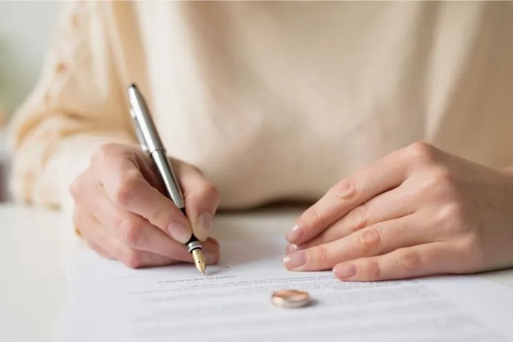 woman signing a do-it-yourself divorce decree in Arizona